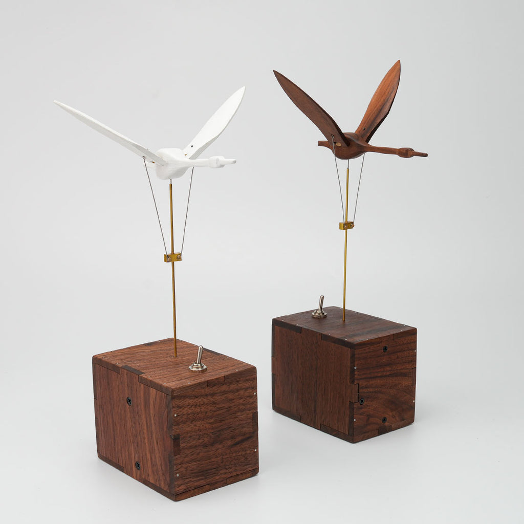 飛翔白鳥 木製オルゴール ダイナミックオートマトン完成品 2 カラー展開 羽根が動く癒し系卓上置物