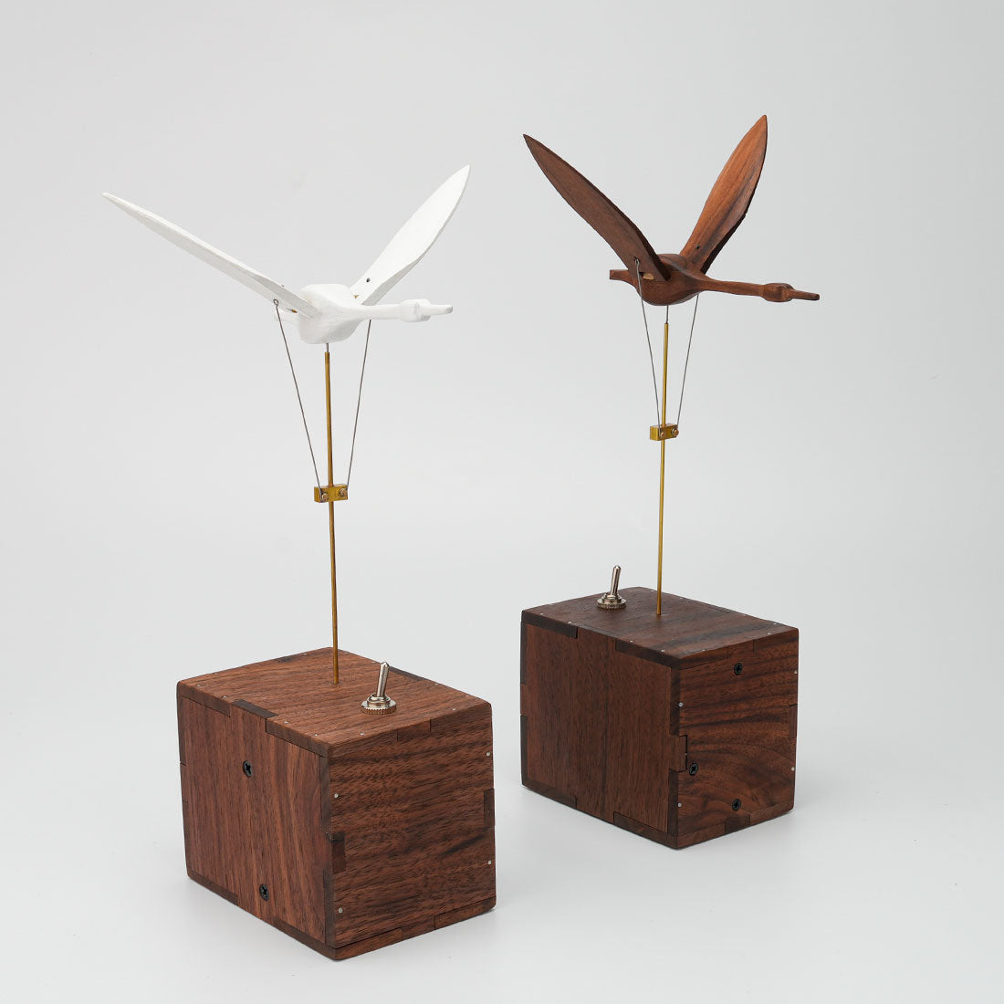 飛翔白鳥 木製オルゴール ダイナミックオートマトン完成品 2 カラー展開 羽根が動く癒し系卓上置物