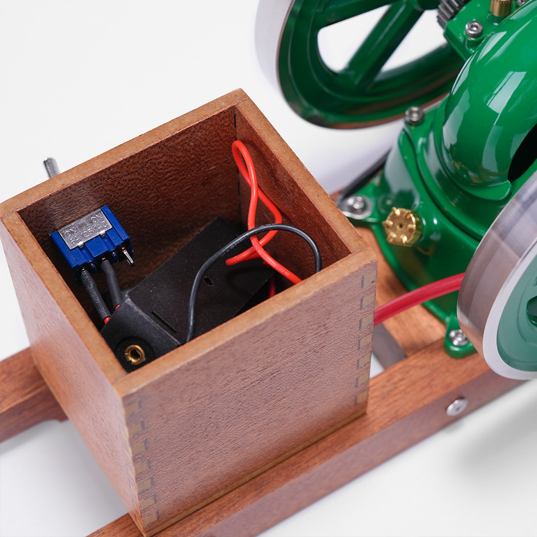 RETROL & OKMO Morse Z スロットルガバナー付き 単気筒 4 ストロークガソリンエンジン模型 木製台座付き（RTR）