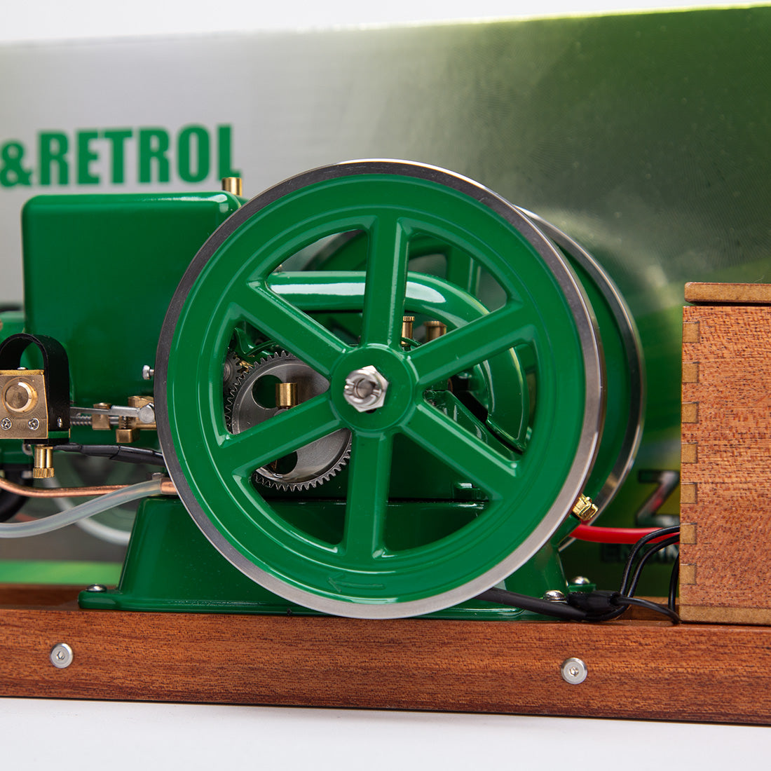 RETROL & OKMO Morse Z スロットルガバナー付き 単気筒 4 ストロークガソリンエンジン模型 木製台座付き（RTR）