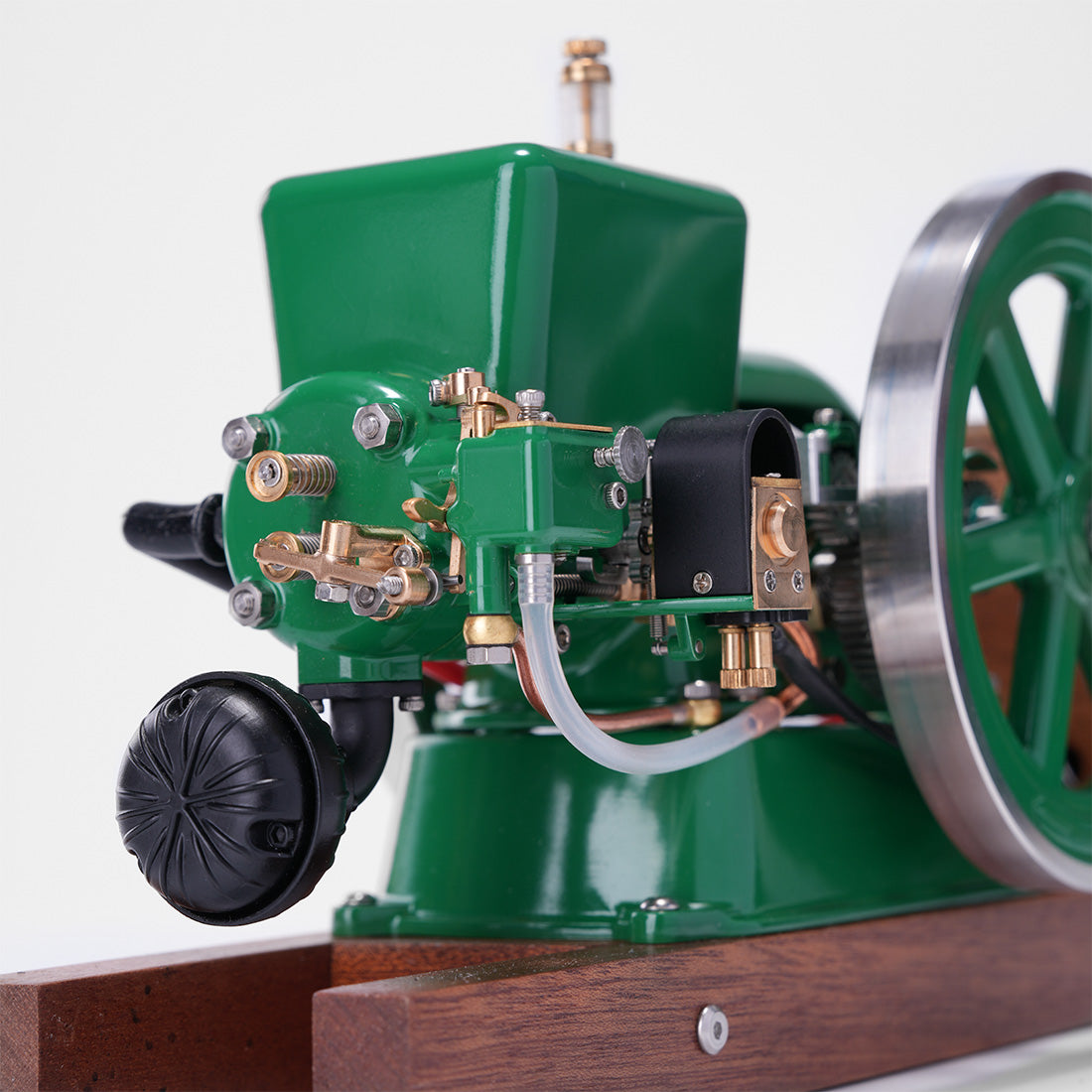 RETROL & OKMO Morse Z スロットルガバナー付き 単気筒 4 ストロークガソリンエンジン模型 木製台座付き（RTR）
