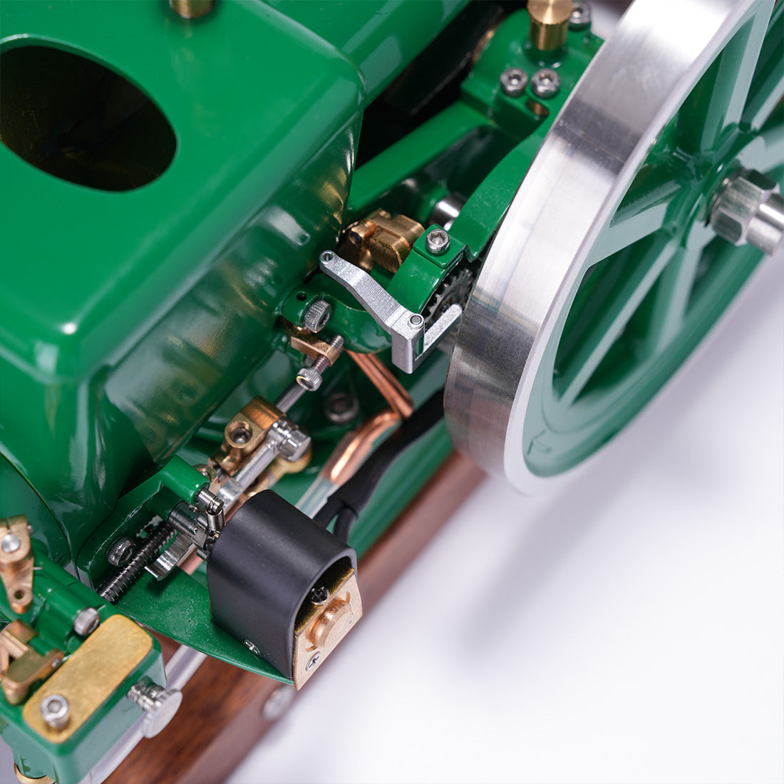 RETROL & OKMO Morse Z スロットルガバナー付き 単気筒 4 ストロークガソリンエンジン模型 木製台座付き（RTR）