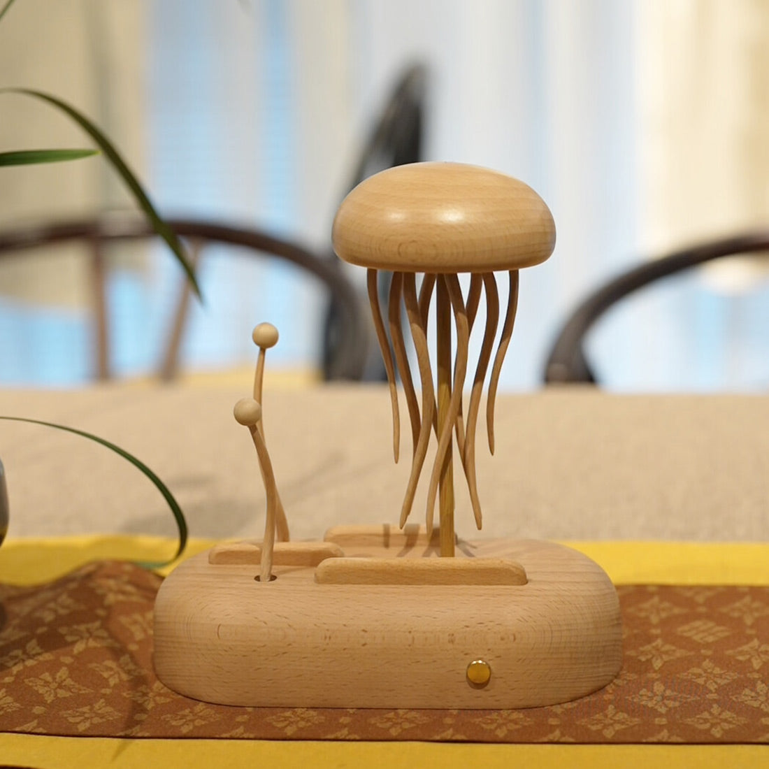 木製クラゲ メカニカルオートマトン 完成品 海洋生物モデル 動的木彫刻 癒し系卓上ストレス解消置物 ハンドクラフトアート