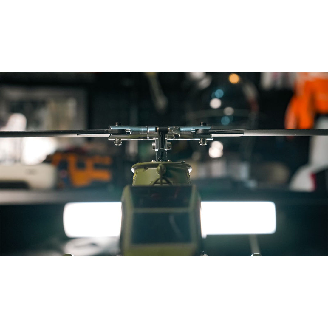 YU XIANG F112S AH-1 1/40スケール 200クラス 2.4G 9CH RC軍用ヘリコプターモデル（5枚羽根・6Gモード・RTF/軍用グリーン）