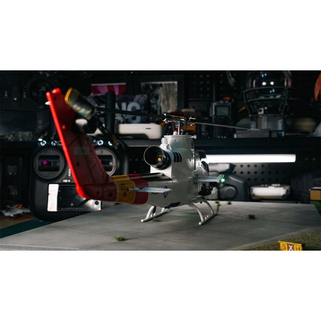 YU XIANG F112S AH-1 1/40スケール 200クラス 2.4G 9CH RC軍用ヘリコプターモデル（5枚羽根・6Gモード・RTF/軍用グリーン）