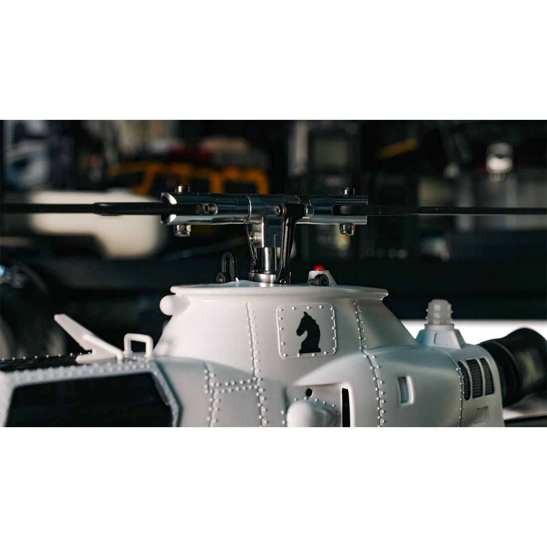 YU XIANG F112S AH-1 1/40スケール 200クラス 2.4G 9CH RC軍用ヘリコプターモデル（5枚羽根・6Gモード・RTF/軍用グリーン）