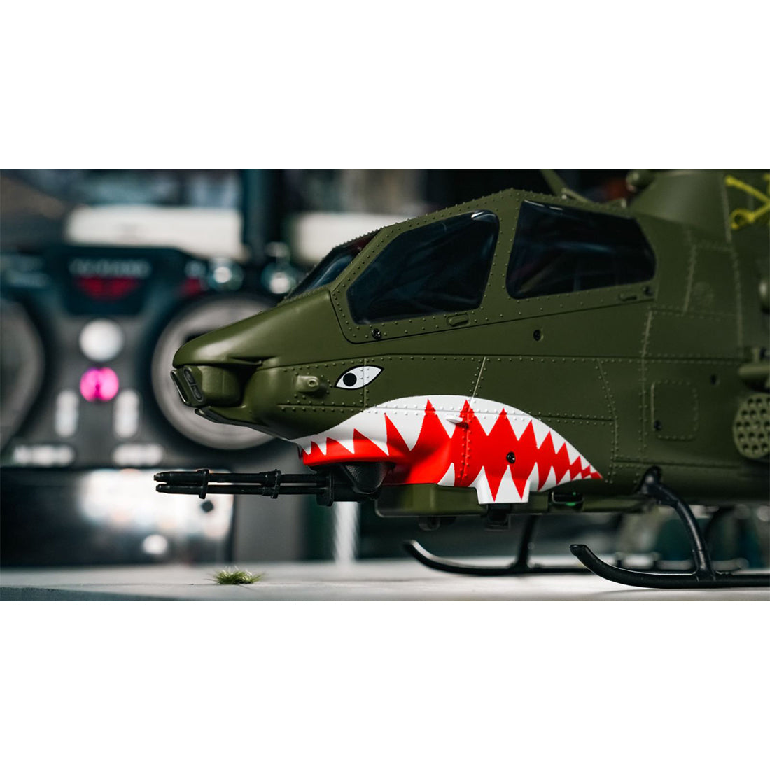 YU XIANG F112S AH-1 1/40スケール 200クラス 2.4G 9CH RC軍用ヘリコプターモデル（5枚羽根・6Gモード・RTF/軍用グリーン）