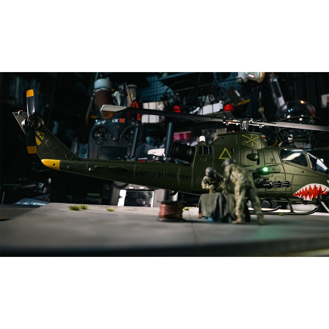 YU XIANG F112S AH-1 1/40スケール 200クラス 2.4G 9CH RC軍用ヘリコプターモデル（5枚羽根・6Gモード・RTF/軍用グリーン）